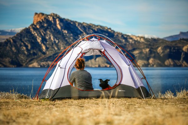 Quels sont les meilleurs conseils pour un camping en région de savane pendant la saison des pluies?